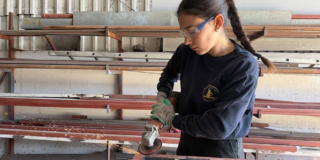 ‘Baba mesleğine’ kadın eli dokunuşu: 22 yaşında demire şekil veriyor 2